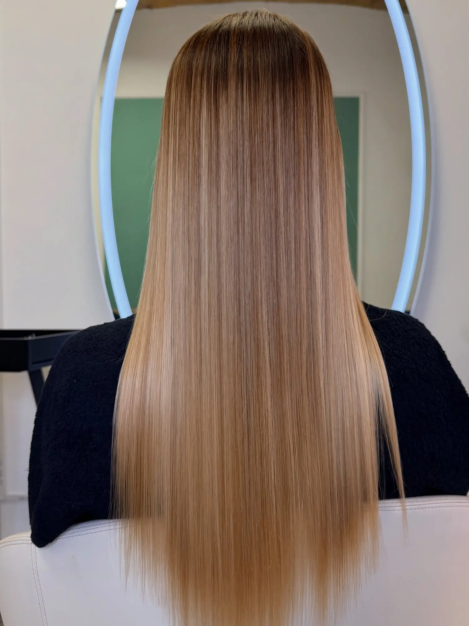 Capelli lunghi lisci con sfumatura dal castano al biondo
