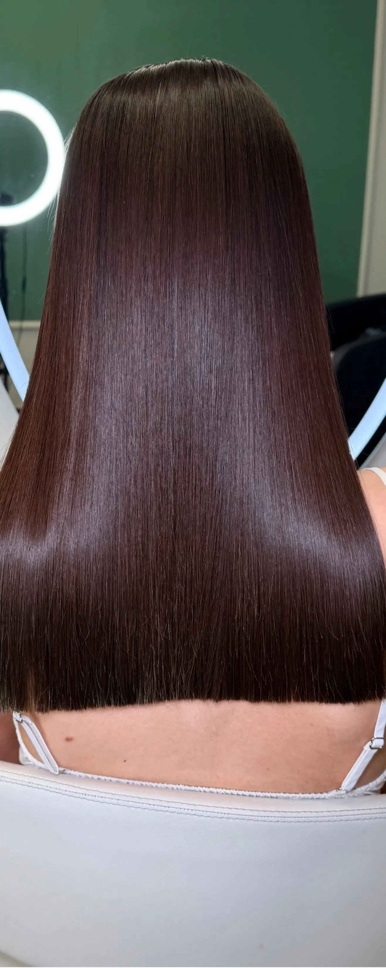 Capelli castani lisci e lucidi dopo il trattamento