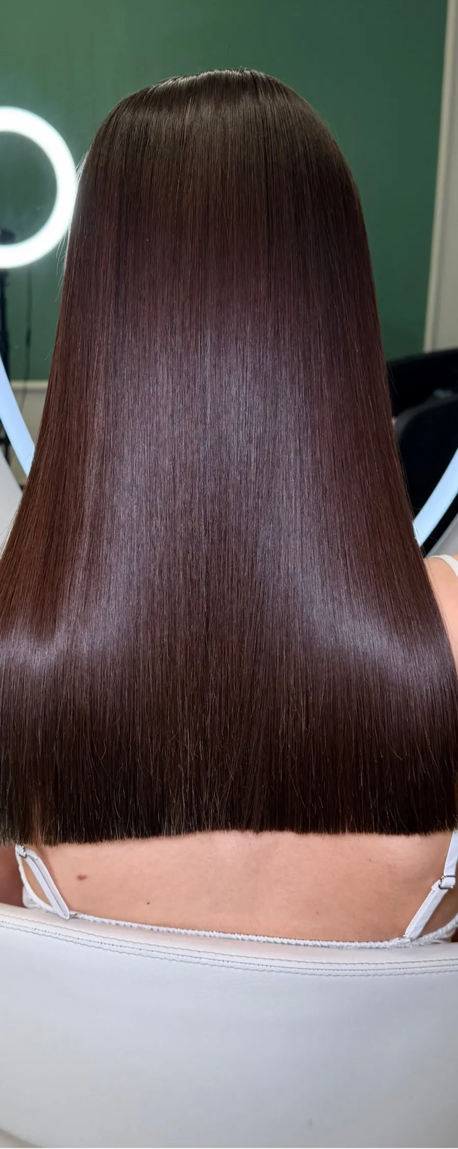 Gli stessi capelli dopo il trattamento: lisci, lucidi, con le punte pari