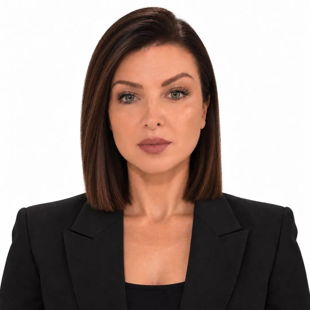 Tania Grama, in giacca nera