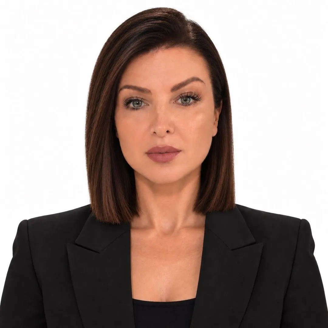 Tania Grama, in giacca nera